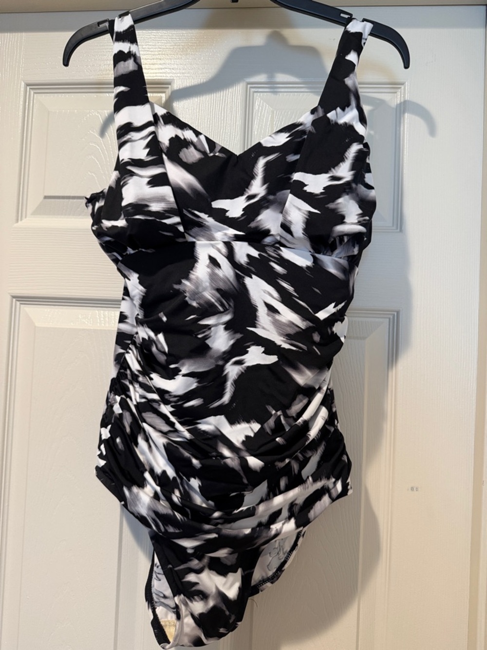 NWT Black White Multi Ruched Slimming One-Piece Built in soft bra Swimsuit 14